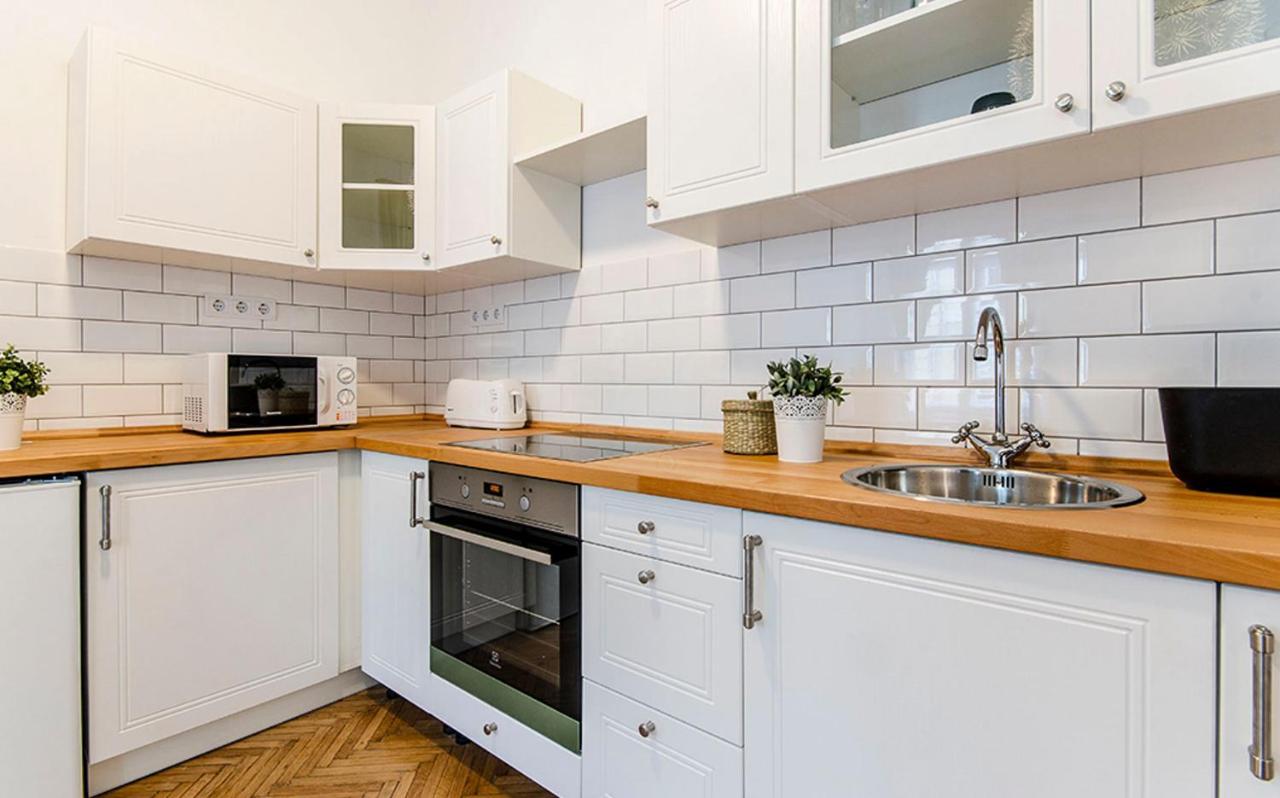 Cozy 2 Bedroom Apartment In Terez Boulevard. Budapest Bagian luar foto