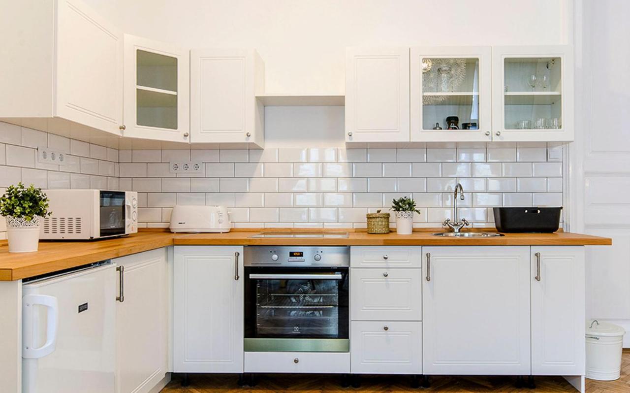 Cozy 2 Bedroom Apartment In Terez Boulevard. Budapest Bagian luar foto