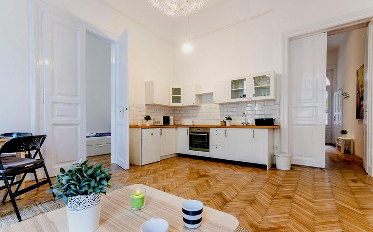 Cozy 2 Bedroom Apartment In Terez Boulevard. Budapest Bagian luar foto