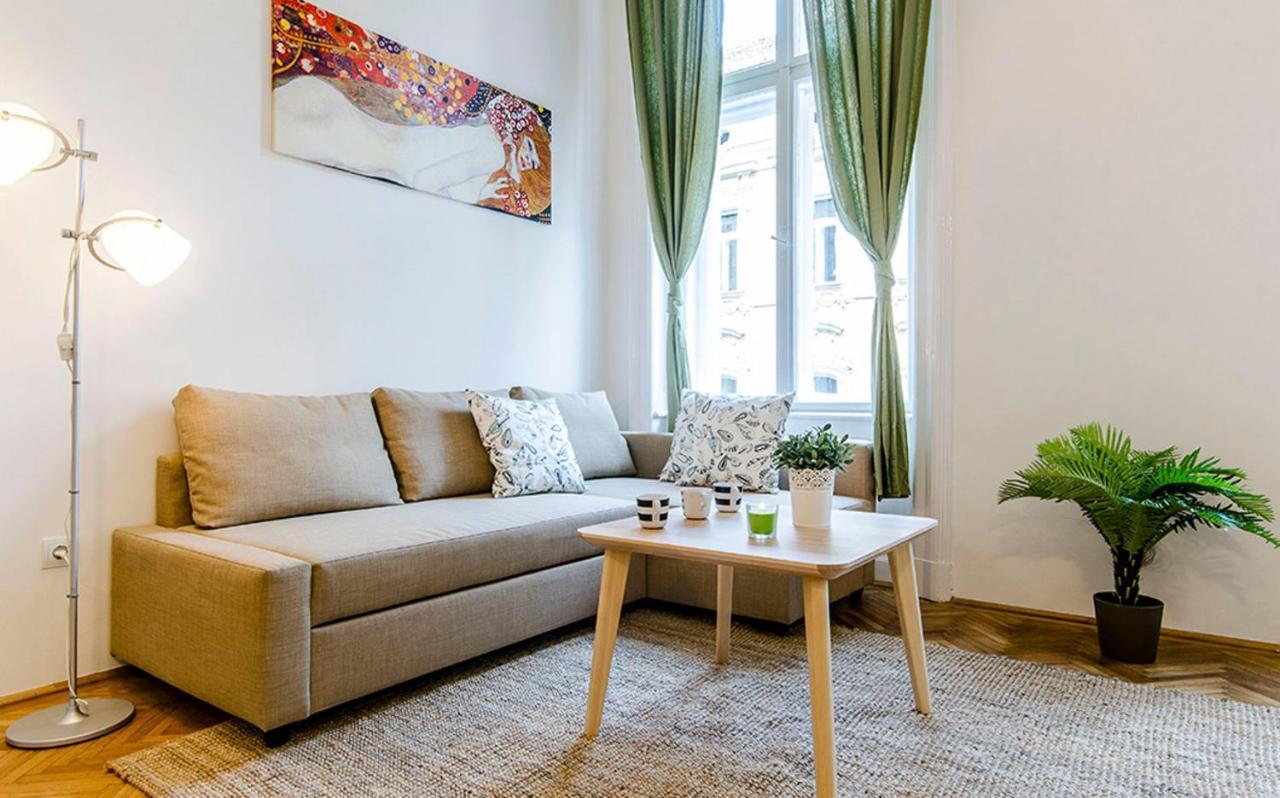 Cozy 2 Bedroom Apartment In Terez Boulevard. Budapest Bagian luar foto