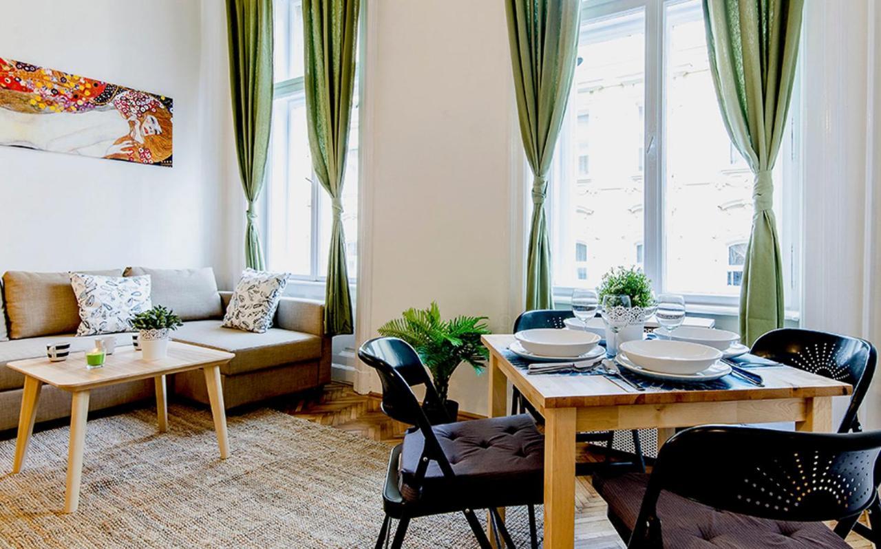 Cozy 2 Bedroom Apartment In Terez Boulevard. Budapest Bagian luar foto