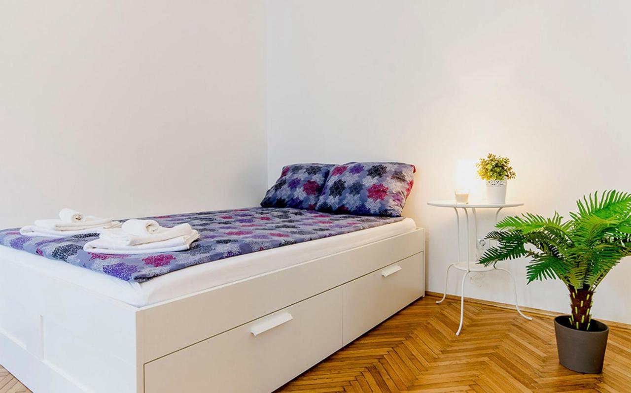 Cozy 2 Bedroom Apartment In Terez Boulevard. Budapest Bagian luar foto
