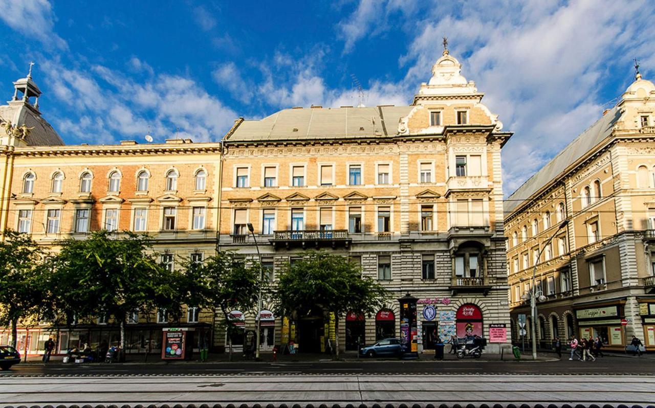 Cozy 2 Bedroom Apartment In Terez Boulevard. Budapest Bagian luar foto